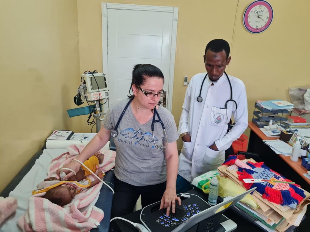 הרופאים הישראלים שמצילים תינוקות בצ'אד